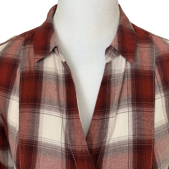 Levi Long sleeve shirt w collard V-neck, Red n White patten, tie Back, Size Med - Picture 5 of 11